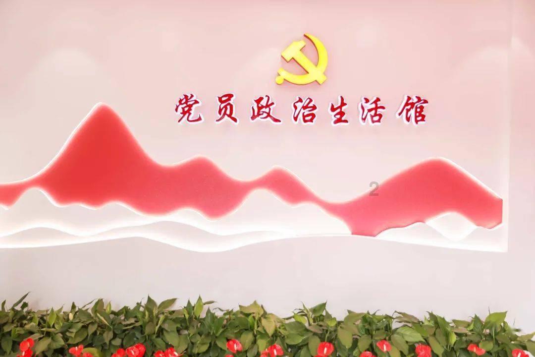 女:你是还在生气吗？男:生什么气，你一个女孩子合适吗？女:什么合适不合适？游戏画面